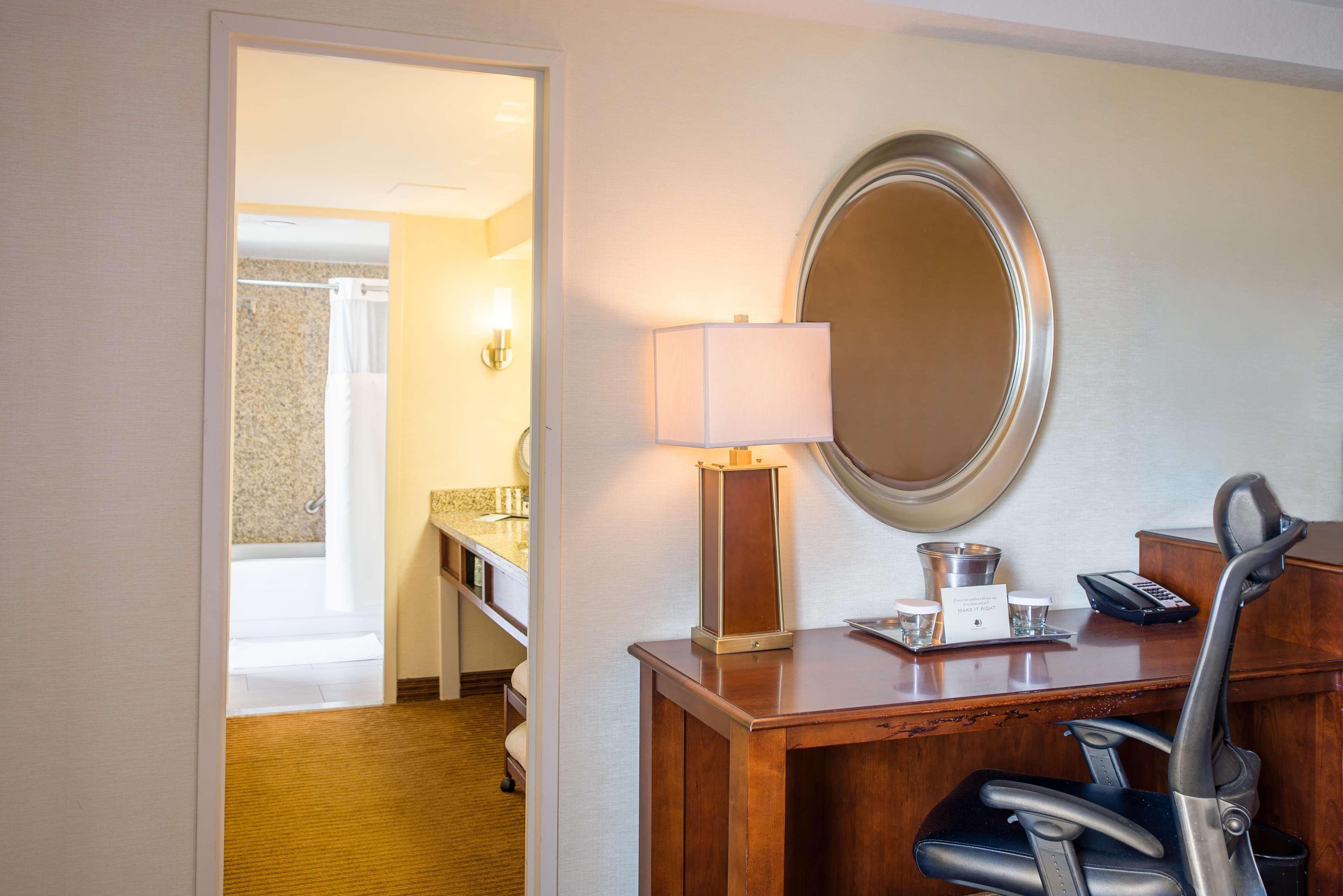 מלון Doubletree By Hilton Philadelphia Airport מראה חיצוני תמונה