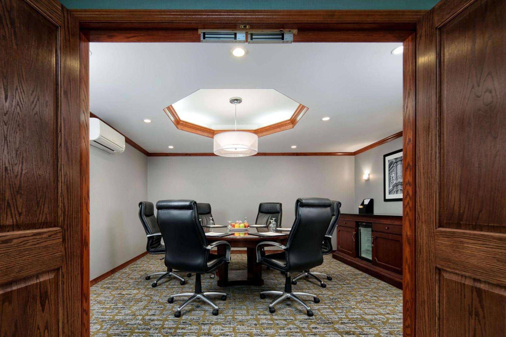 מלון Doubletree By Hilton Philadelphia Airport מראה חיצוני תמונה