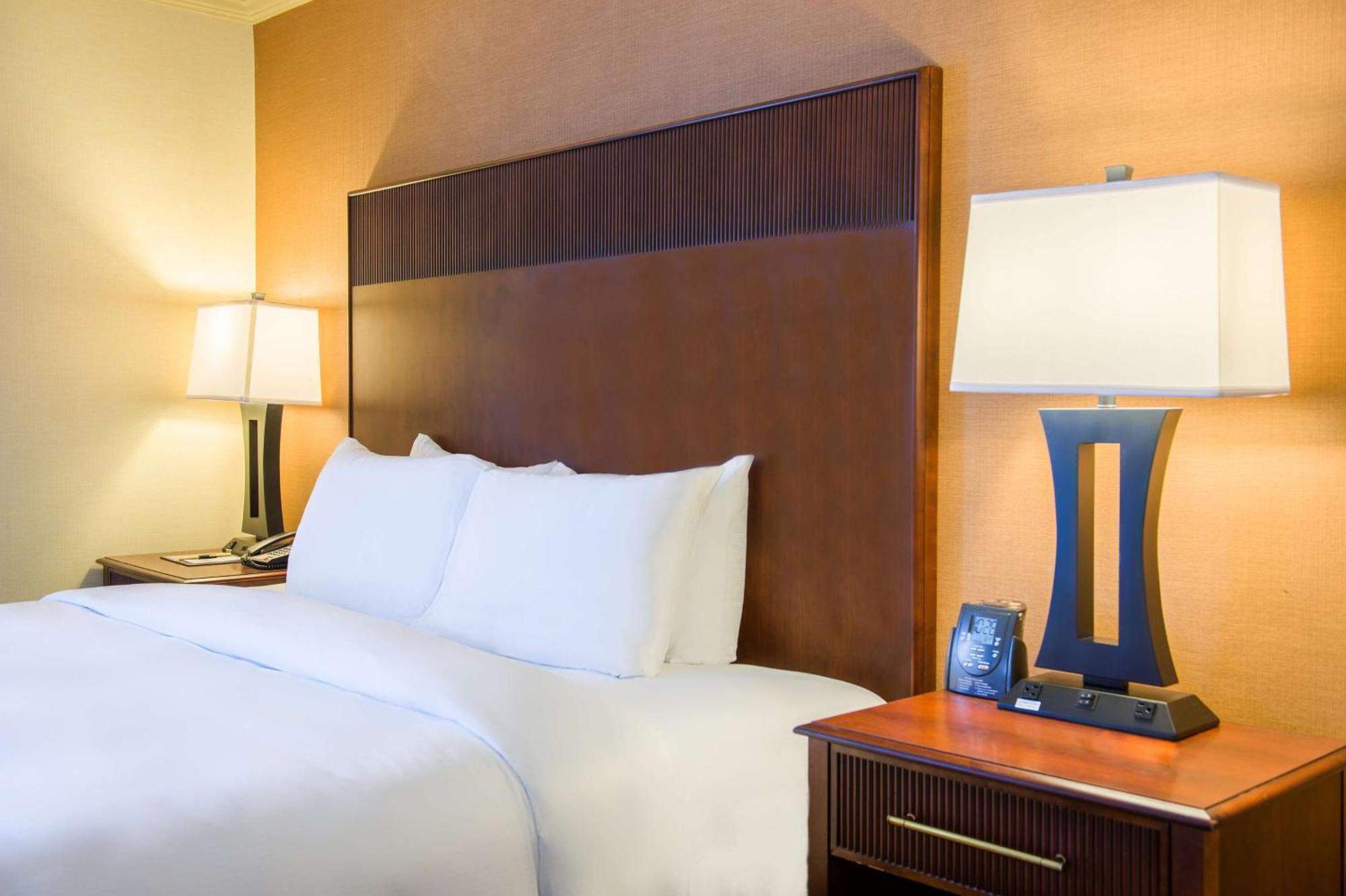 מלון Doubletree By Hilton Philadelphia Airport מראה חיצוני תמונה