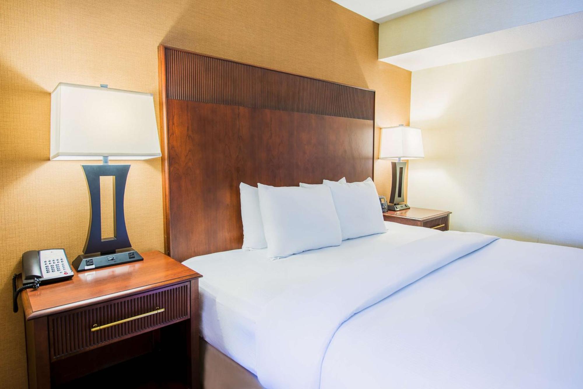 מלון Doubletree By Hilton Philadelphia Airport מראה חיצוני תמונה
