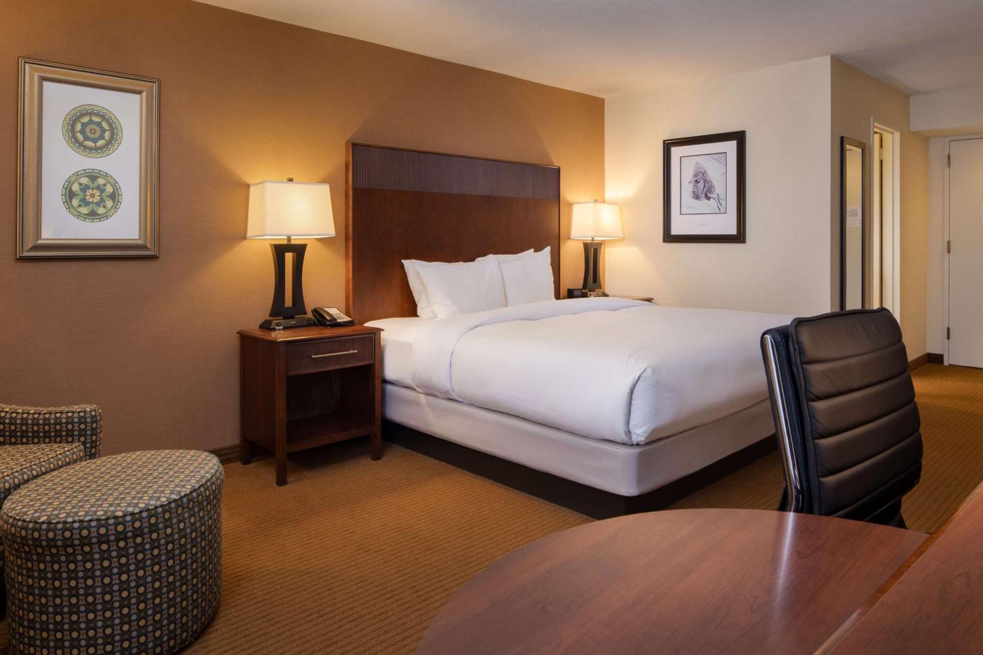 מלון Doubletree By Hilton Philadelphia Airport מראה חיצוני תמונה