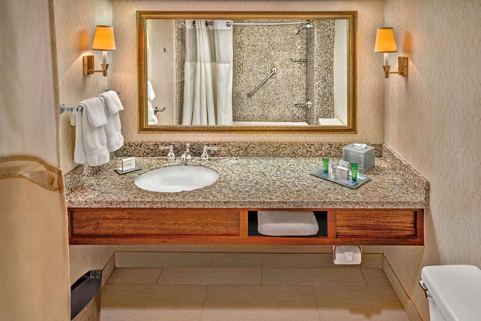 מלון Doubletree By Hilton Philadelphia Airport מראה חיצוני תמונה
